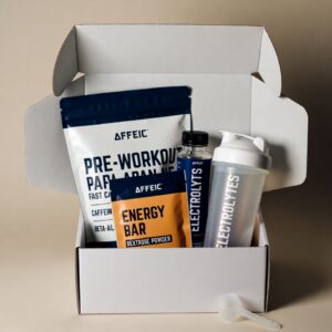Home pre workout pack- doos waar verschillende proteïne zitten een shake fles electrolyten, poeder en pre-workout poeder
